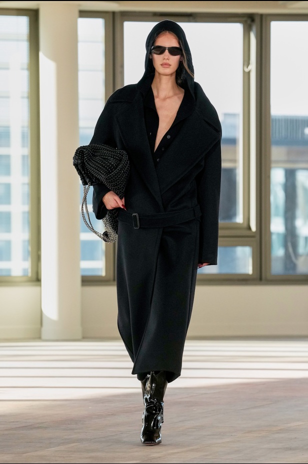 ستيلا مكارتني تفتح أبواب "STELLACORP" لخريف وشتاء 2025