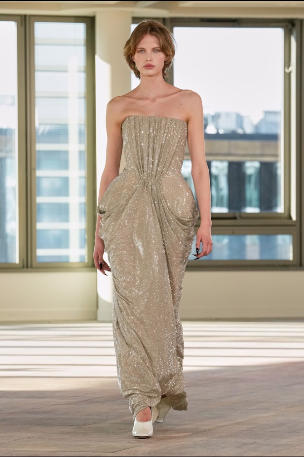 ستيلا مكارتني تفتح أبواب "STELLACORP" لخريف وشتاء 2025