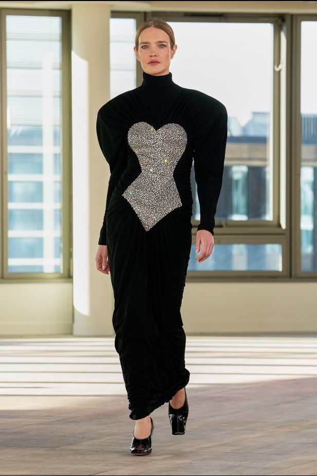 ستيلا مكارتني تفتح أبواب "STELLACORP" لخريف وشتاء 2025