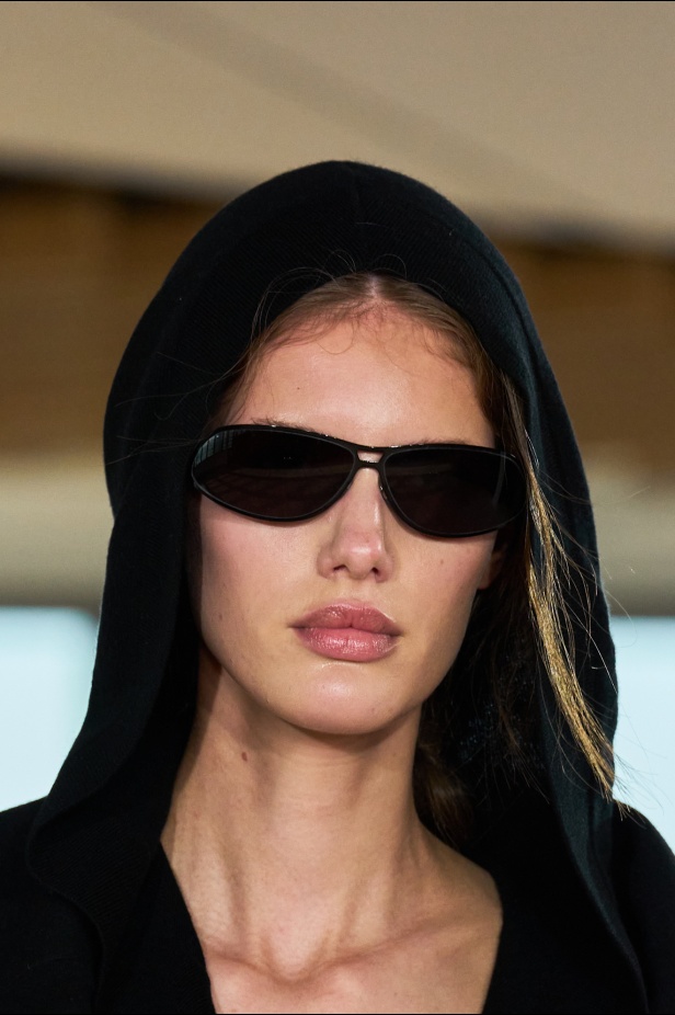 ستيلا مكارتني تفتح أبواب "STELLACORP" لخريف وشتاء 2025