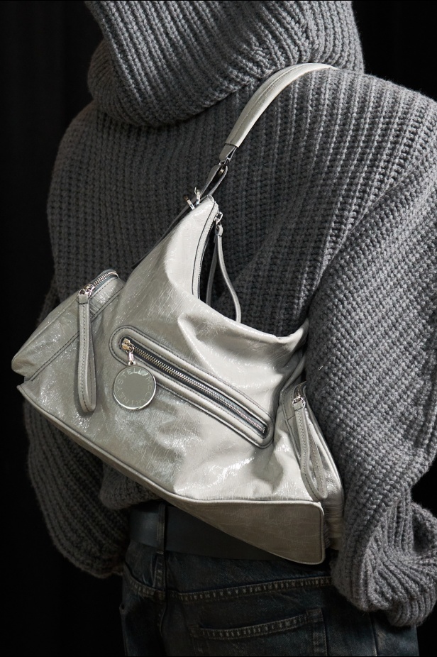 ستيلا مكارتني تفتح أبواب "STELLACORP" لخريف وشتاء 2025