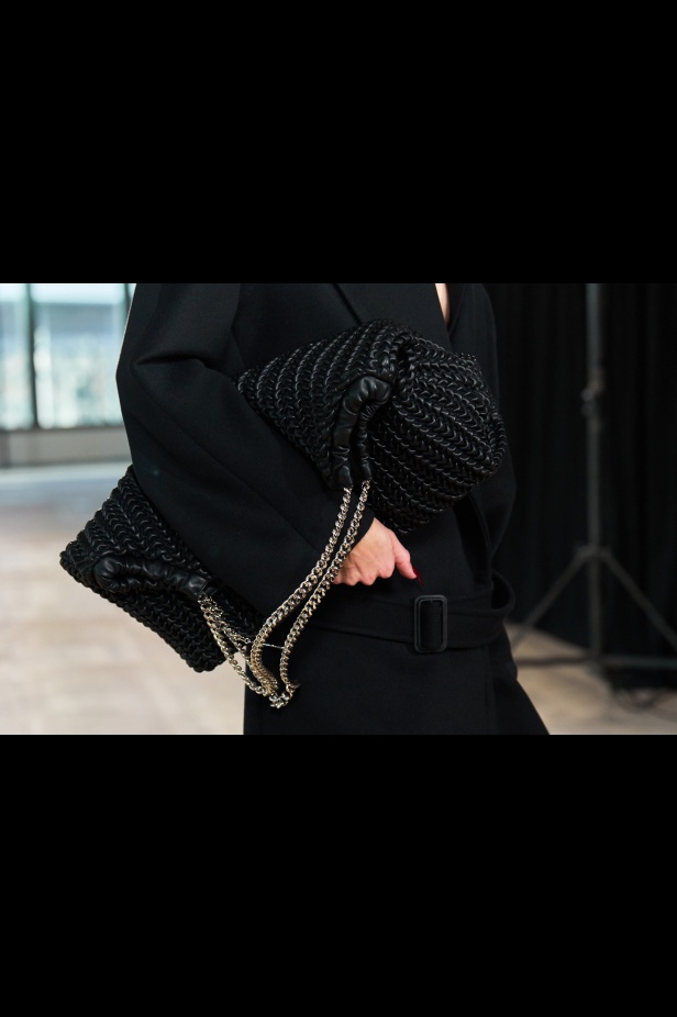 ستيلا مكارتني تفتح أبواب "STELLACORP" لخريف وشتاء 2025