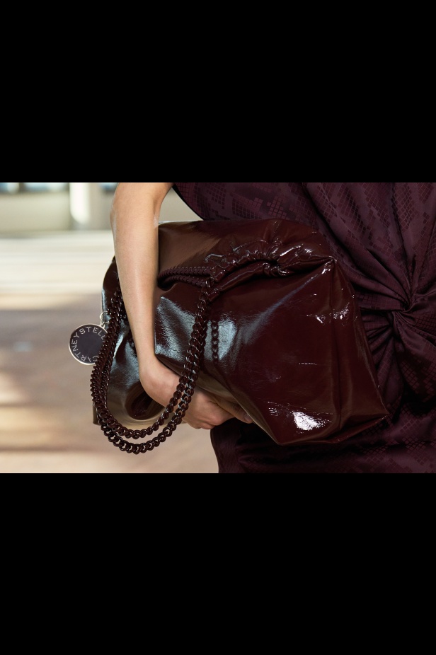 ستيلا مكارتني تفتح أبواب "STELLACORP" لخريف وشتاء 2025