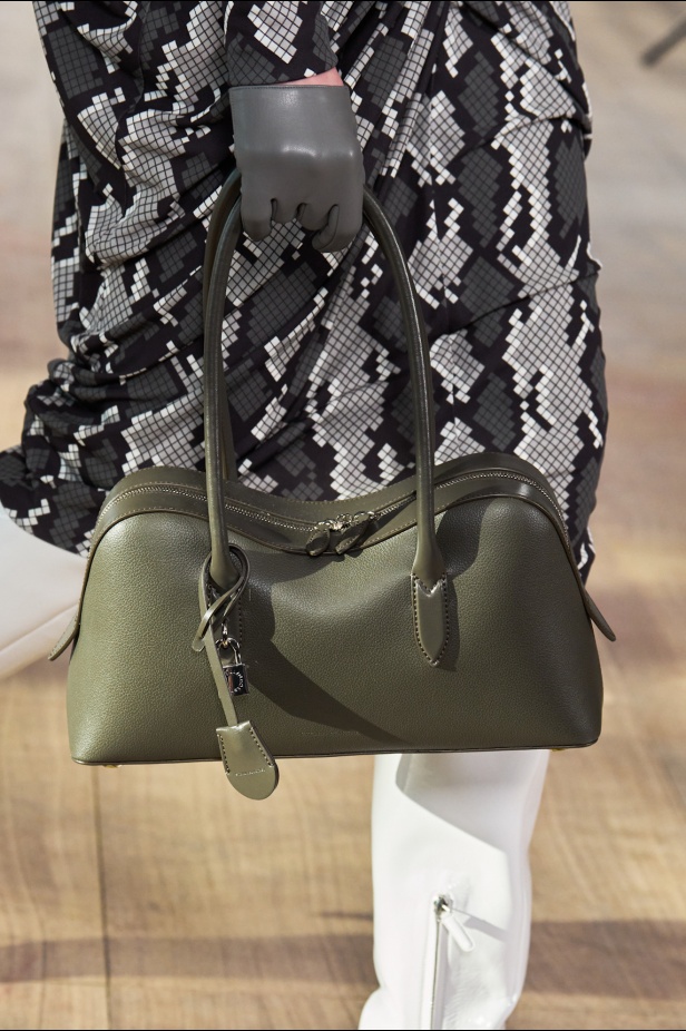 ستيلا مكارتني تفتح أبواب "STELLACORP" لخريف وشتاء 2025