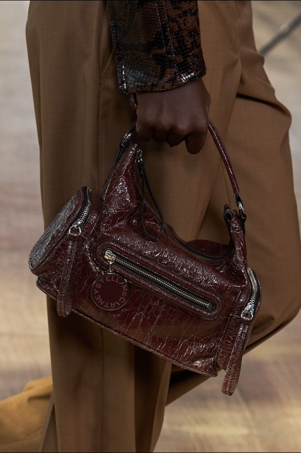 ستيلا مكارتني تفتح أبواب "STELLACORP" لخريف وشتاء 2025