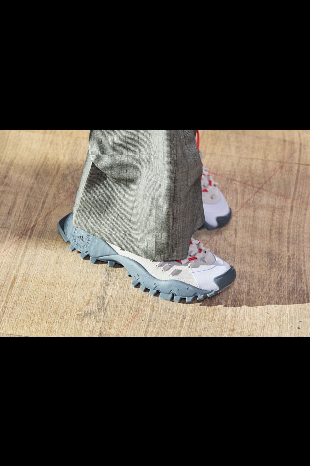 ستيلا مكارتني تفتح أبواب "STELLACORP" لخريف وشتاء 2025