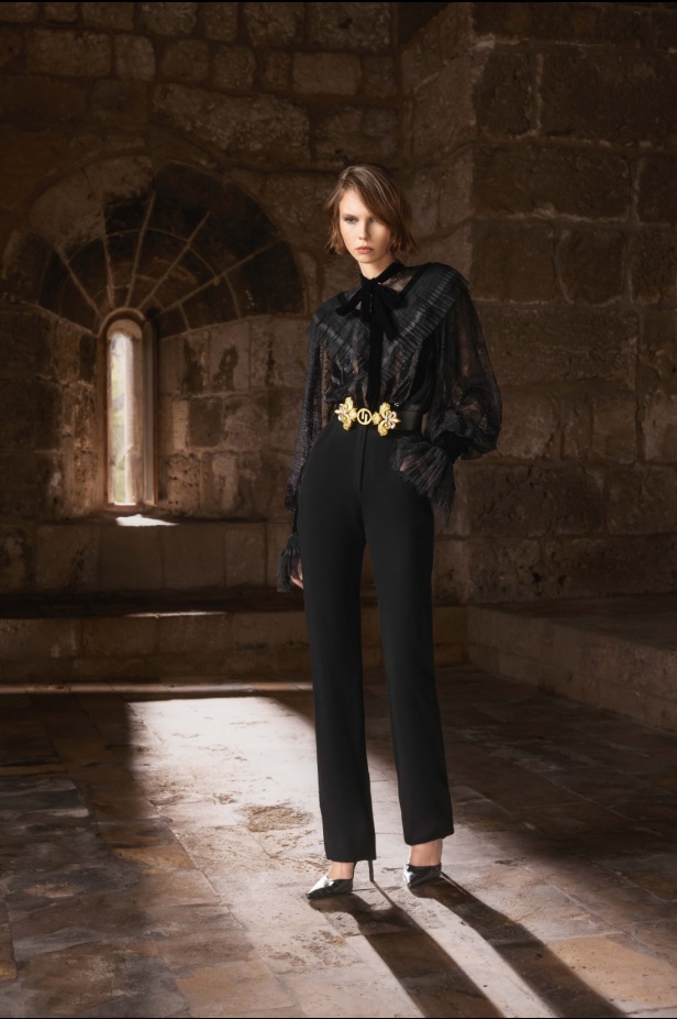 "من الحرير والصلب"... مجموعة طوني ورد لخريف وشتاء 2025 تستكشف التناقضات بلمسة من الرقي والأناقة