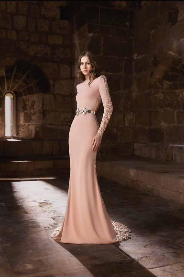 "من الحرير والصلب"... مجموعة طوني ورد لخريف وشتاء 2025 تستكشف التناقضات بلمسة من الرقي والأناقة