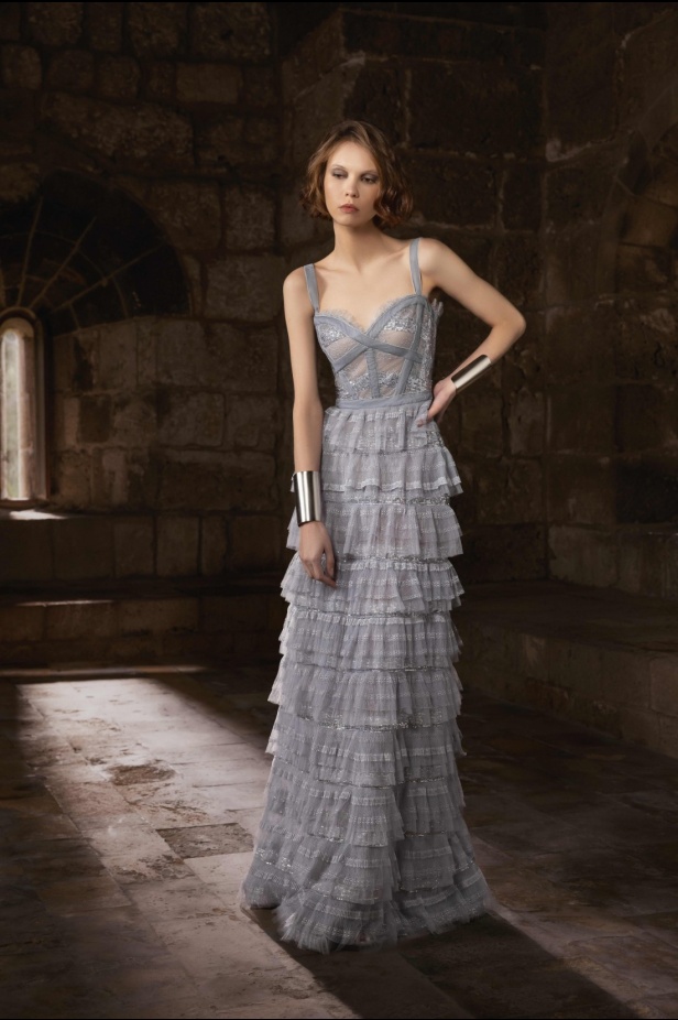 "من الحرير والصلب"... مجموعة طوني ورد لخريف وشتاء 2025 تستكشف التناقضات بلمسة من الرقي والأناقة