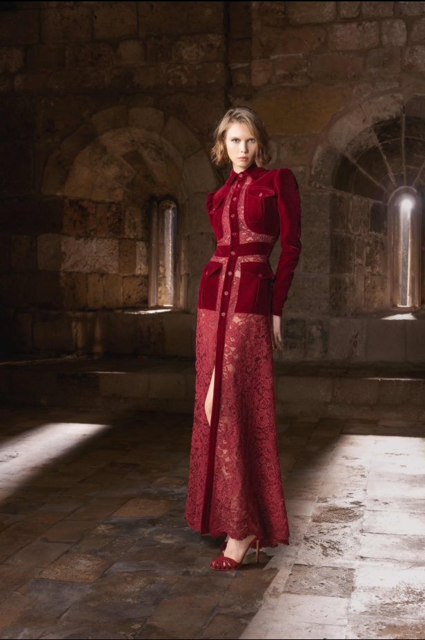 "من الحرير والصلب"... مجموعة طوني ورد لخريف وشتاء 2025 تستكشف التناقضات بلمسة من الرقي والأناقة