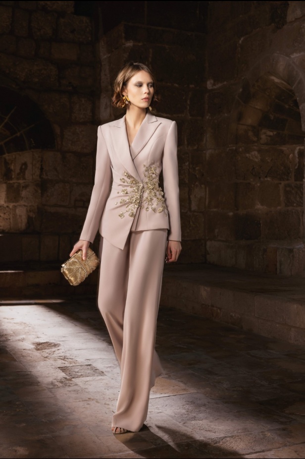 "من الحرير والصلب"... مجموعة طوني ورد لخريف وشتاء 2025 تستكشف التناقضات بلمسة من الرقي والأناقة