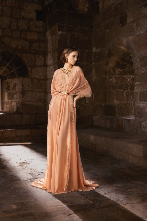 "من الحرير والصلب"... مجموعة طوني ورد لخريف وشتاء 2025 تستكشف التناقضات بلمسة من الرقي والأناقة