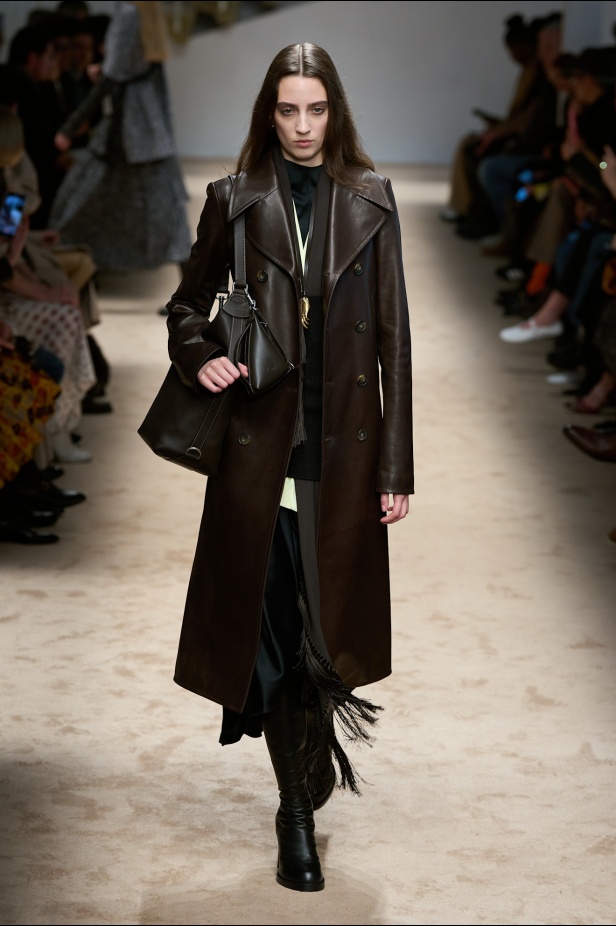 الفن يعانق الموضة في مجموعة Tod’s لخريف وشتاء 2025