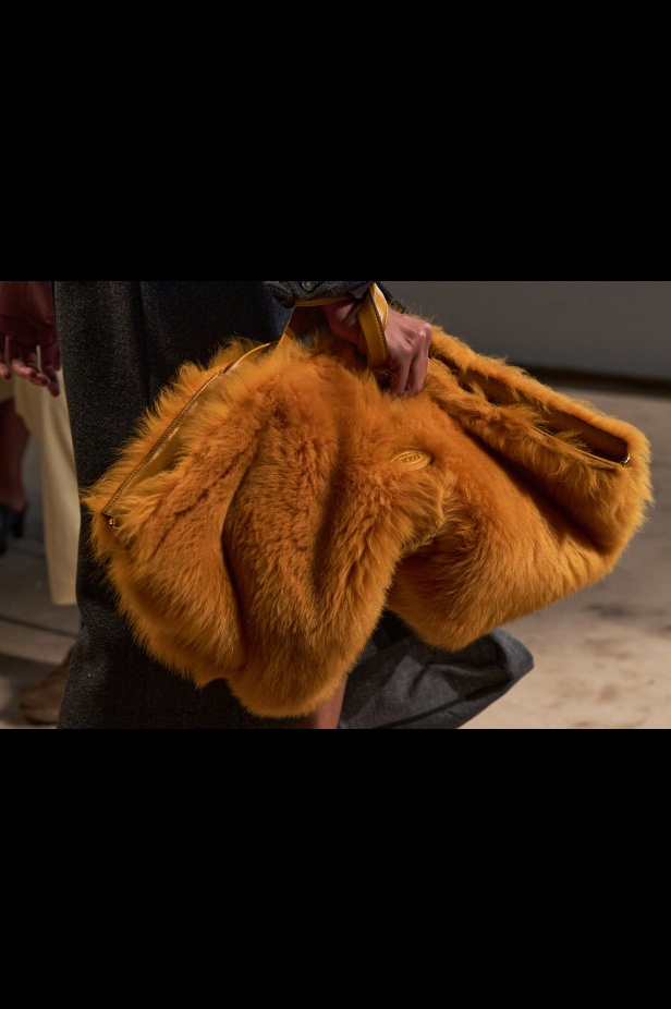 الفن يعانق الموضة في مجموعة Tod’s لخريف وشتاء 2025