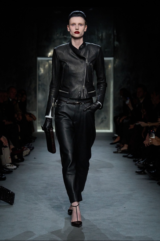 Haider Ackermann لـTom Ford خريف 2025: إغواء مُتقن… بين الصرامة والانسياب
