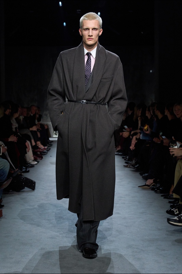 Haider Ackermann لـTom Ford خريف 2025: إغواء مُتقن… بين الصرامة والانسياب