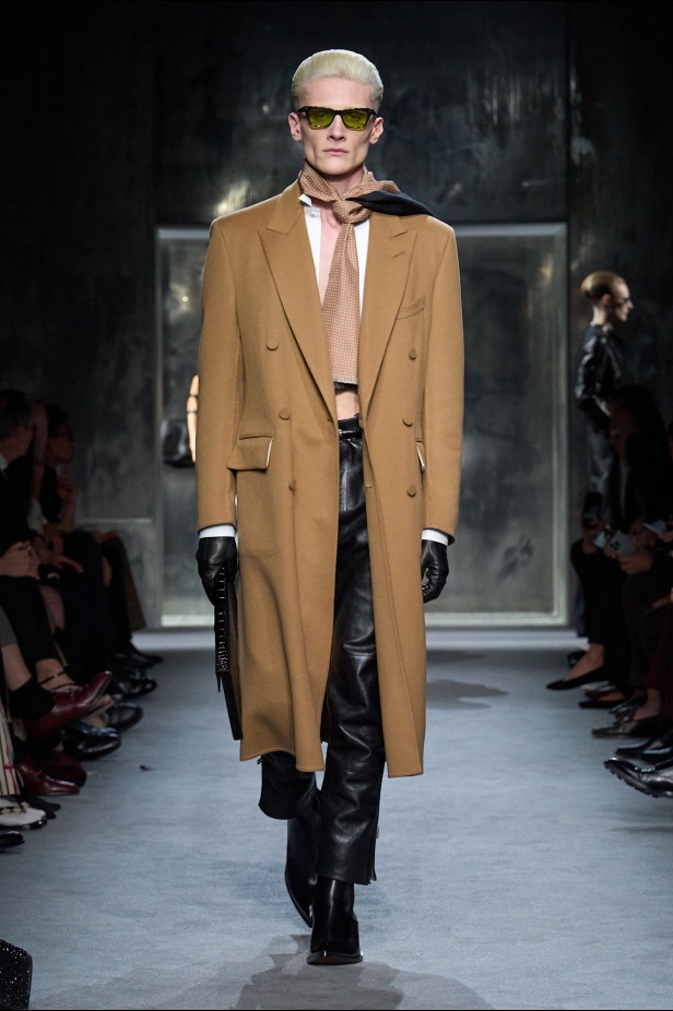 Haider Ackermann لـTom Ford خريف 2025: إغواء مُتقن… بين الصرامة والانسياب