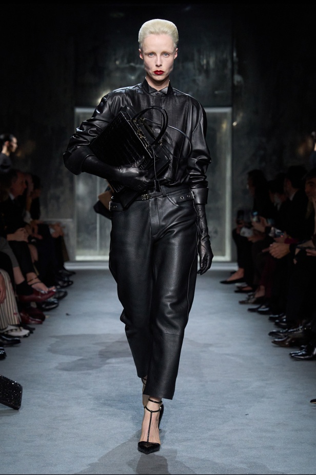 Haider Ackermann لـTom Ford خريف 2025: إغواء مُتقن… بين الصرامة والانسياب