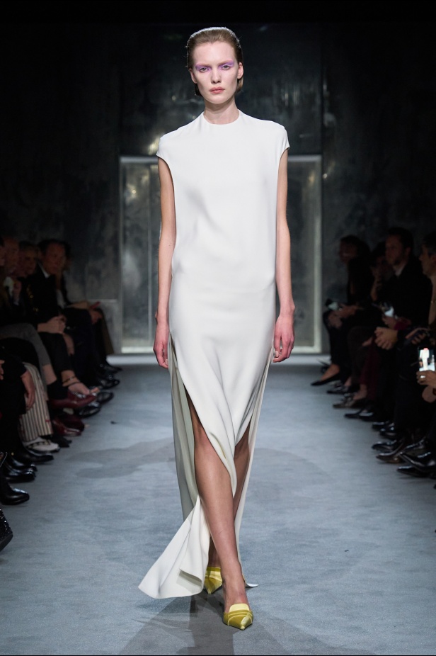 Haider Ackermann لـTom Ford خريف 2025: إغواء مُتقن… بين الصرامة والانسياب