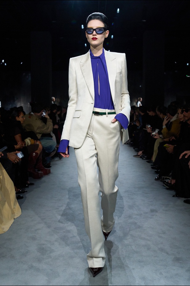 Haider Ackermann لـTom Ford خريف 2025: إغواء مُتقن… بين الصرامة والانسياب