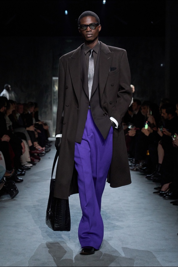 Haider Ackermann لـTom Ford خريف 2025: إغواء مُتقن… بين الصرامة والانسياب