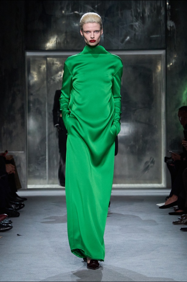 Haider Ackermann لـTom Ford خريف 2025: إغواء مُتقن… بين الصرامة والانسياب