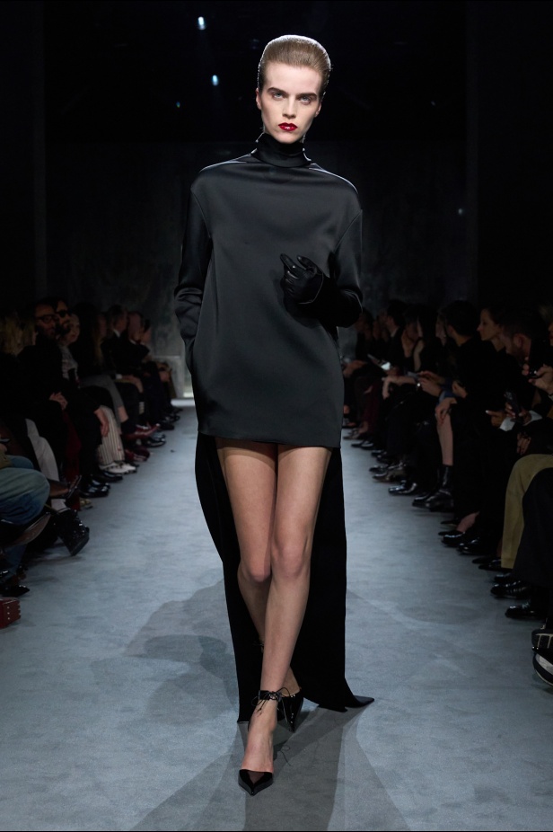 Haider Ackermann لـTom Ford خريف 2025: إغواء مُتقن… بين الصرامة والانسياب