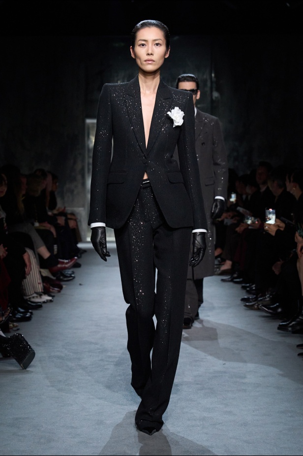 Haider Ackermann لـTom Ford خريف 2025: إغواء مُتقن… بين الصرامة والانسياب