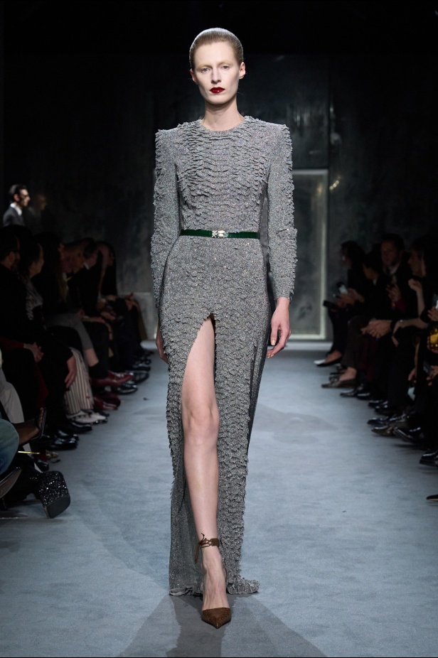 Haider Ackermann لـTom Ford خريف 2025: إغواء مُتقن… بين الصرامة والانسياب