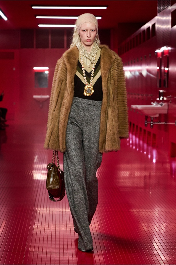 مجموعة فالنتينو لخريف 2025: ماكسيمالية "إليساندرو ميكيلي" ممزوجة بجرعة من رموز الدار الأيقونية 