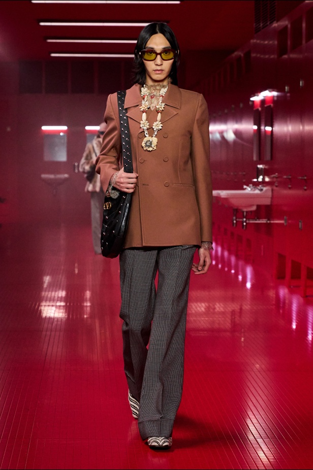 مجموعة فالنتينو لخريف 2025: ماكسيمالية "إليساندرو ميكيلي" ممزوجة بجرعة من رموز الدار الأيقونية 