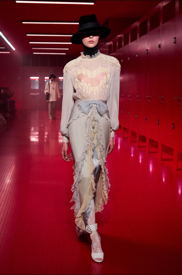 مجموعة فالنتينو لخريف 2025: ماكسيمالية "إليساندرو ميكيلي" ممزوجة بجرعة من رموز الدار الأيقونية 