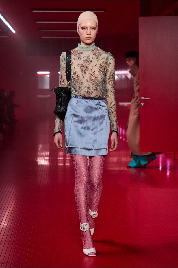 مجموعة فالنتينو لخريف 2025: ماكسيمالية "إليساندرو ميكيلي" ممزوجة بجرعة من رموز الدار الأيقونية 