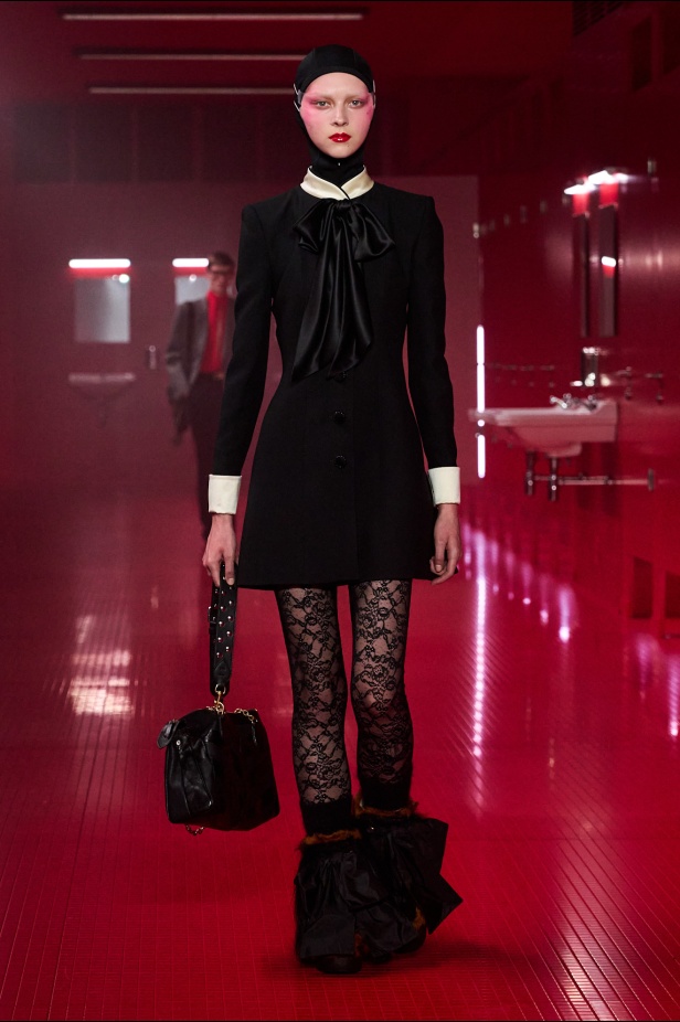 مجموعة فالنتينو لخريف 2025: ماكسيمالية "إليساندرو ميكيلي" ممزوجة بجرعة من رموز الدار الأيقونية 