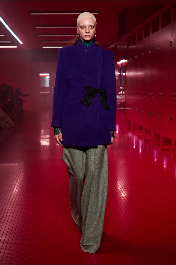 مجموعة فالنتينو لخريف 2025: ماكسيمالية "إليساندرو ميكيلي" ممزوجة بجرعة من رموز الدار الأيقونية 