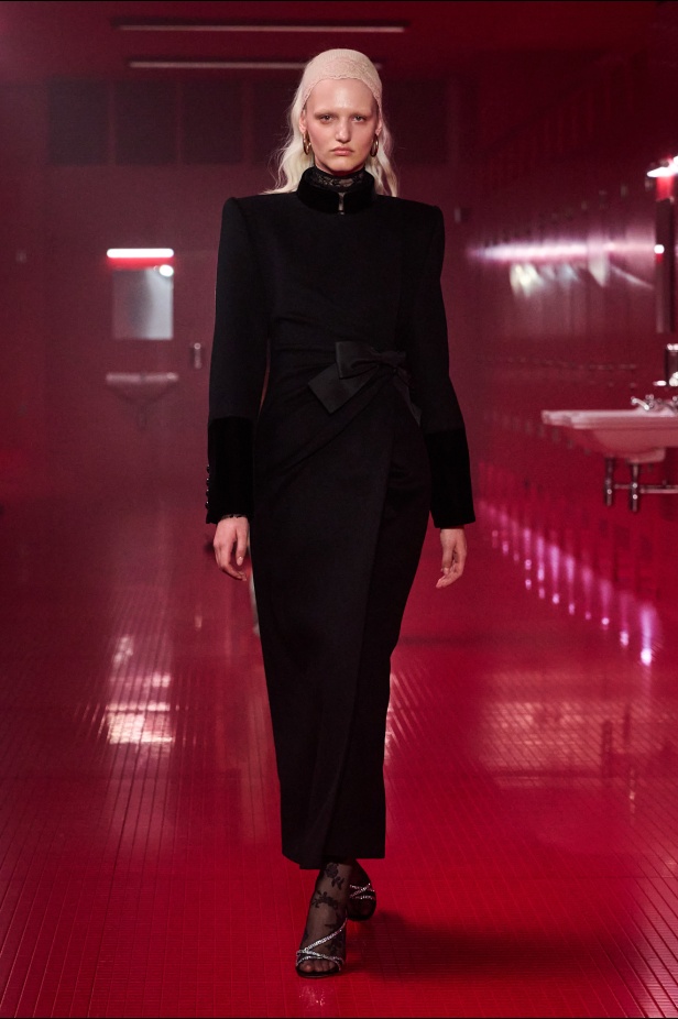 مجموعة فالنتينو لخريف 2025: ماكسيمالية "إليساندرو ميكيلي" ممزوجة بجرعة من رموز الدار الأيقونية 