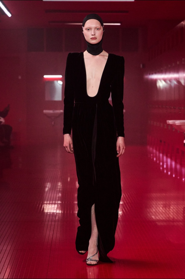 مجموعة فالنتينو لخريف 2025: ماكسيمالية "إليساندرو ميكيلي" ممزوجة بجرعة من رموز الدار الأيقونية 