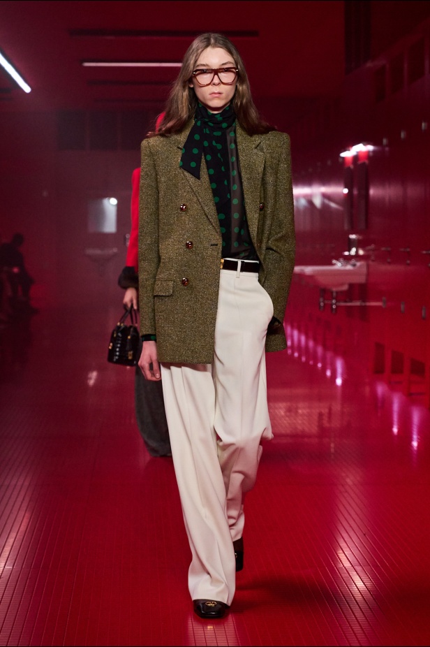 مجموعة فالنتينو لخريف 2025: ماكسيمالية "إليساندرو ميكيلي" ممزوجة بجرعة من رموز الدار الأيقونية 