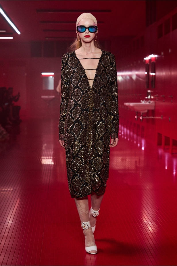 مجموعة فالنتينو لخريف 2025: ماكسيمالية "إليساندرو ميكيلي" ممزوجة بجرعة من رموز الدار الأيقونية 