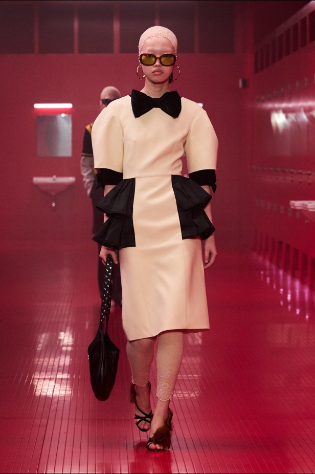 مجموعة فالنتينو لخريف 2025: ماكسيمالية "إليساندرو ميكيلي" ممزوجة بجرعة من رموز الدار الأيقونية 