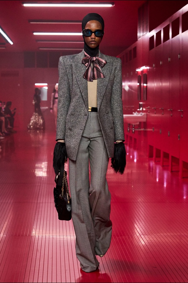 مجموعة فالنتينو لخريف 2025: ماكسيمالية "إليساندرو ميكيلي" ممزوجة بجرعة من رموز الدار الأيقونية 