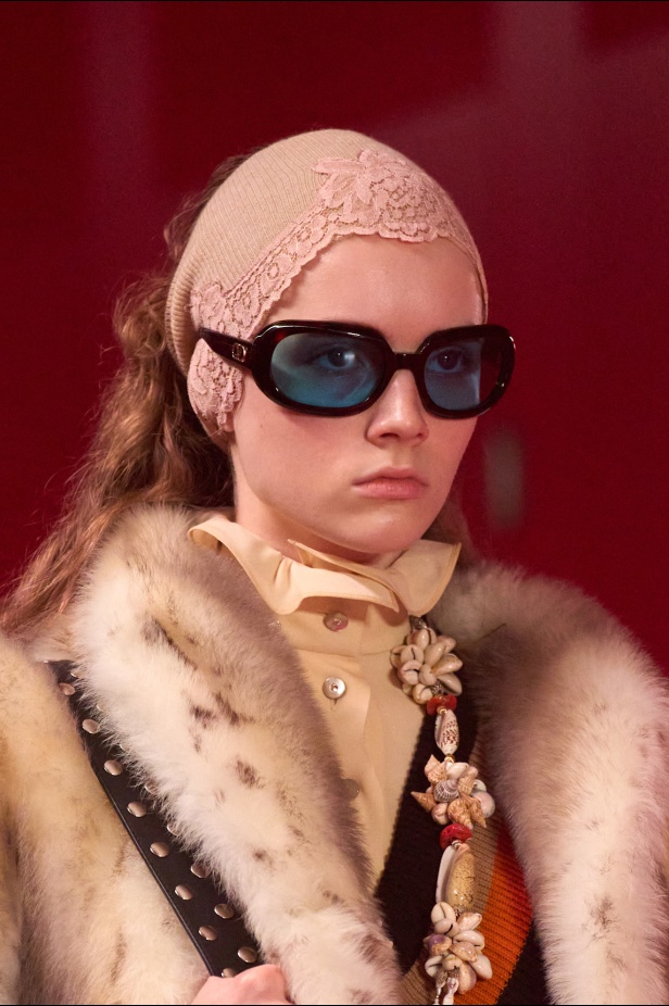 مجموعة فالنتينو لخريف 2025: ماكسيمالية "إليساندرو ميكيلي" ممزوجة بجرعة من رموز الدار الأيقونية 