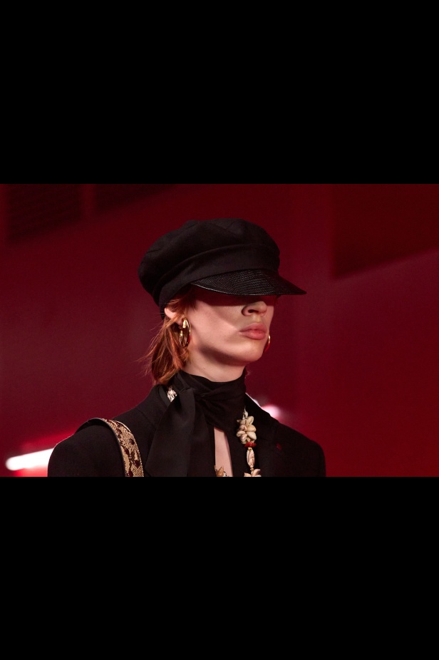 مجموعة فالنتينو لخريف 2025: ماكسيمالية "إليساندرو ميكيلي" ممزوجة بجرعة من رموز الدار الأيقونية 