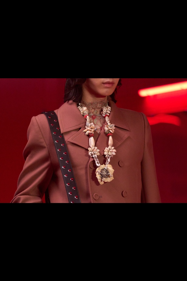 مجموعة فالنتينو لخريف 2025: ماكسيمالية "إليساندرو ميكيلي" ممزوجة بجرعة من رموز الدار الأيقونية 