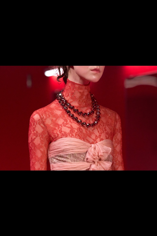 مجموعة فالنتينو لخريف 2025: ماكسيمالية "إليساندرو ميكيلي" ممزوجة بجرعة من رموز الدار الأيقونية 