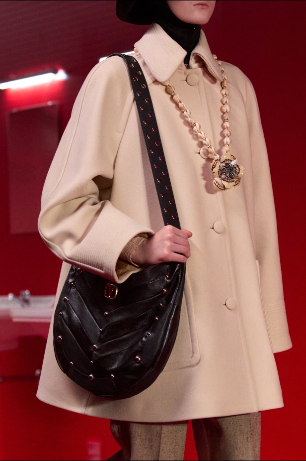 مجموعة فالنتينو لخريف 2025: ماكسيمالية "إليساندرو ميكيلي" ممزوجة بجرعة من رموز الدار الأيقونية 