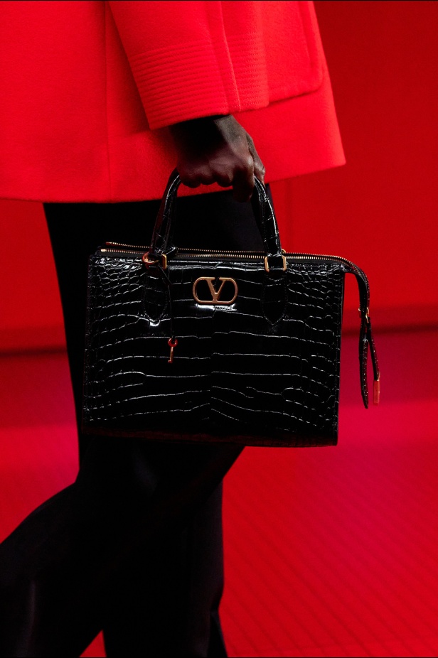 مجموعة فالنتينو لخريف 2025: ماكسيمالية "إليساندرو ميكيلي" ممزوجة بجرعة من رموز الدار الأيقونية 