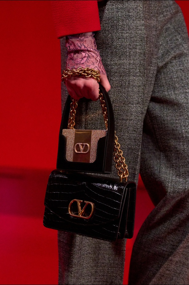 مجموعة فالنتينو لخريف 2025: ماكسيمالية "إليساندرو ميكيلي" ممزوجة بجرعة من رموز الدار الأيقونية 