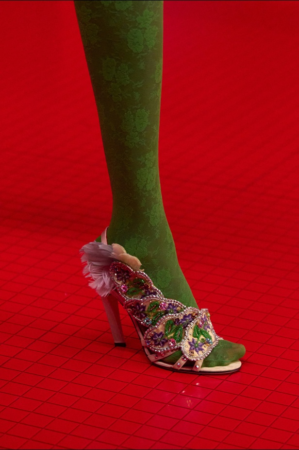 مجموعة فالنتينو لخريف 2025: ماكسيمالية "إليساندرو ميكيلي" ممزوجة بجرعة من رموز الدار الأيقونية 