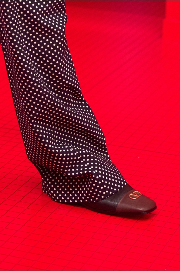 مجموعة فالنتينو لخريف 2025: ماكسيمالية "إليساندرو ميكيلي" ممزوجة بجرعة من رموز الدار الأيقونية 